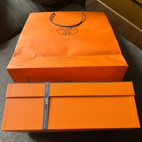 Hermes box and shopping bag bundle
Authentic, bought fr Paris early this yr2024 - Picture 11 of 11